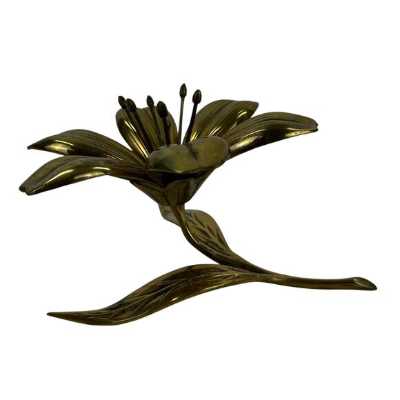 VINTAGE BRASS LOTUS FLOWER ASHTRAY WITH SIX REMOVABLE PETALS - Picture 1 of 10